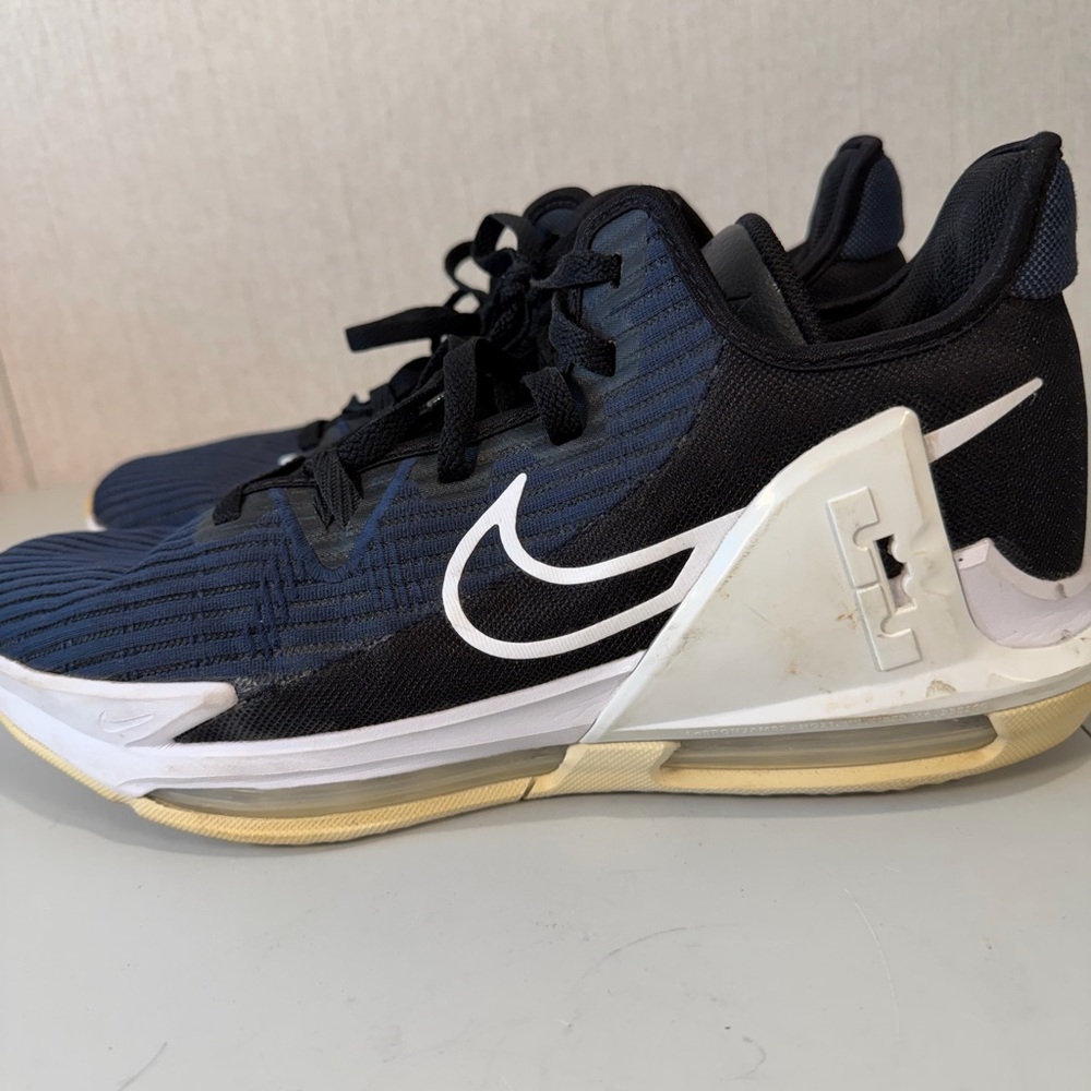 Nike LeBron Witness Men Shoe Size 13 Basketball Casual Run CZ4052-002 Obsidian